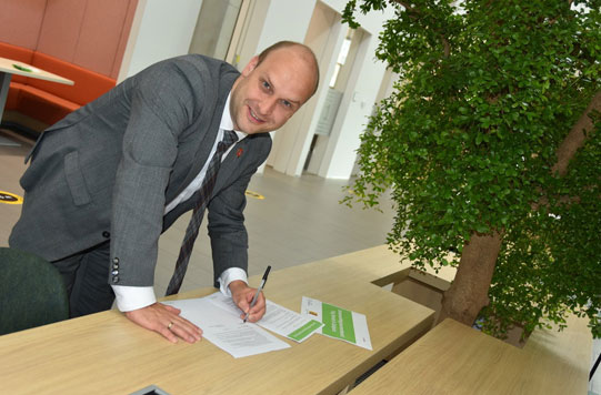 Wethouder Schuurman tekent voor de aanleg van drie Tiny Forests in Zuidplas