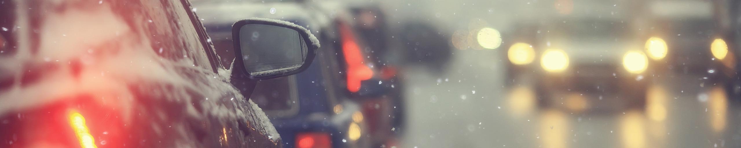 Auto's rijden in de sneeuw
