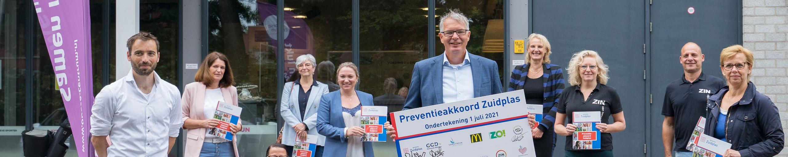 Wethouder Daan de Haas met diverse van de partners na ondertekening van het preventieakkoord
