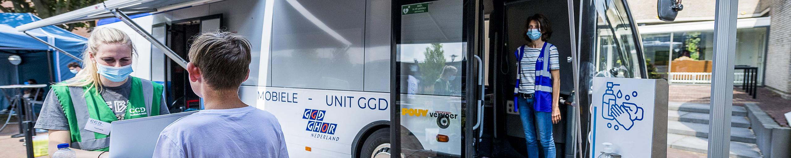 De mobiele 'prikbus' van de GGD