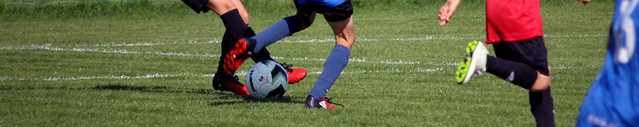 kinderen voetballen