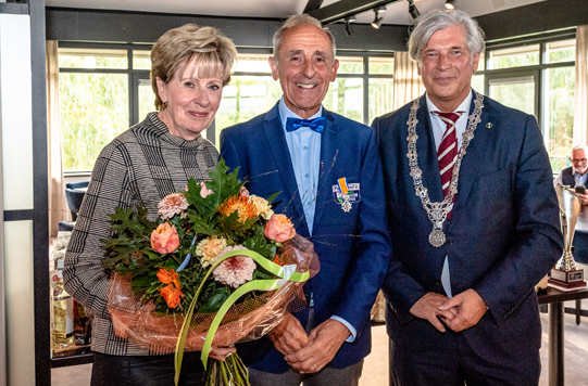 de heer Gallagher geflankeerd door zijn echtgenote Greet en burgemeester Oskam
