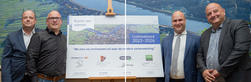 Foto ondertekening coalitieakkoord v.l.n.r. Frans Klovert (D66), Benno de Ruiter (CDA), Jan Willem Schuurman (ChristenUnie-SGP), Ferry van Wijnen (VVD)